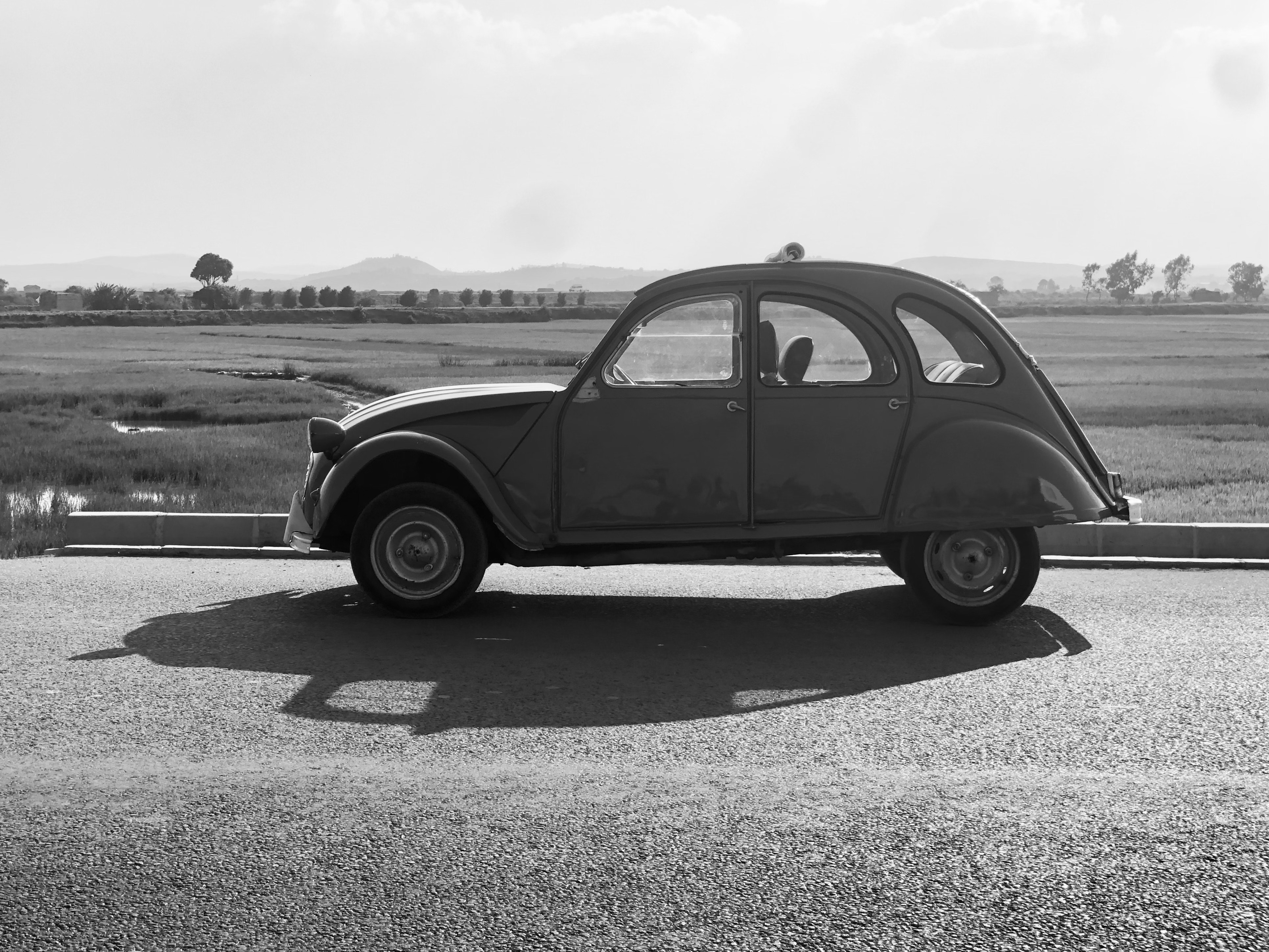 Een oude Citroën 2CV op een landweg